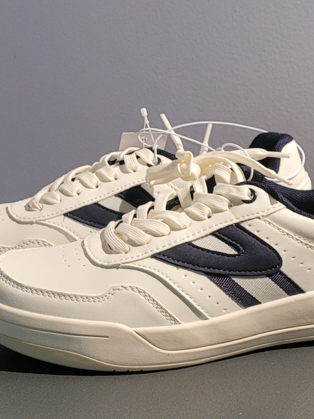 Tretorn Men's White and Navy Athletic Sneakers NWT Size 8